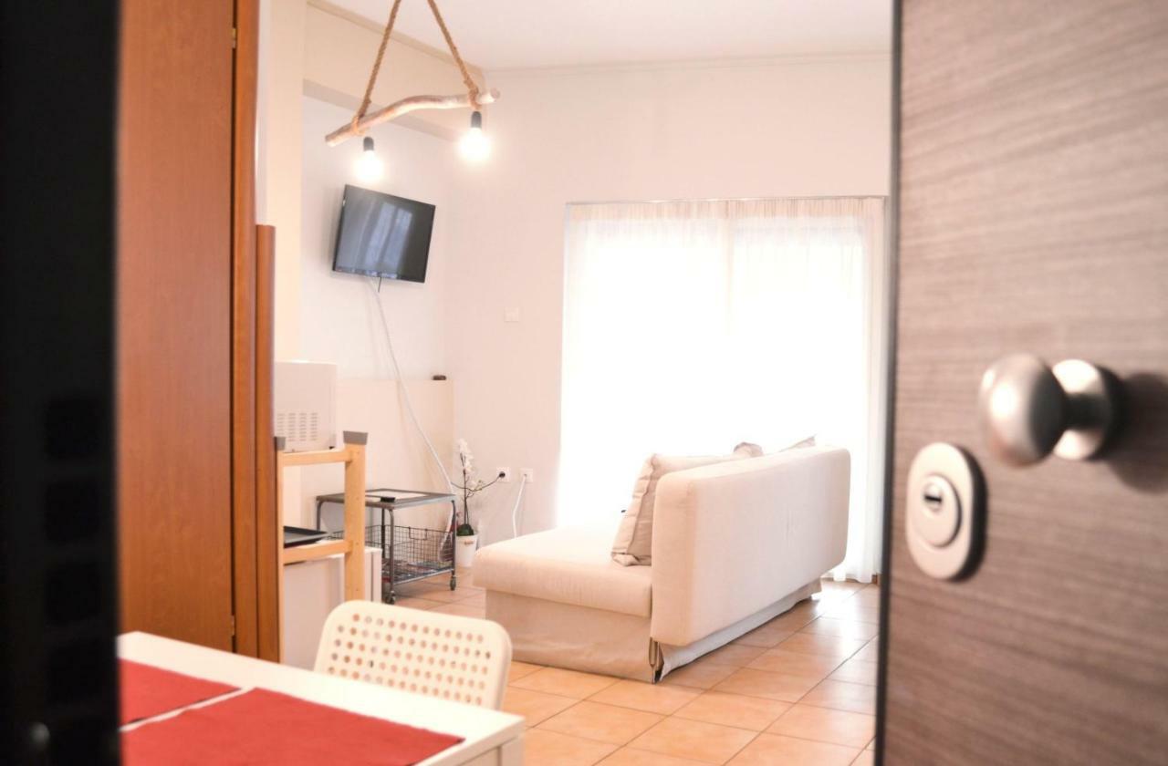 Modern Minimalistic Sunny With Balcony * Athènes